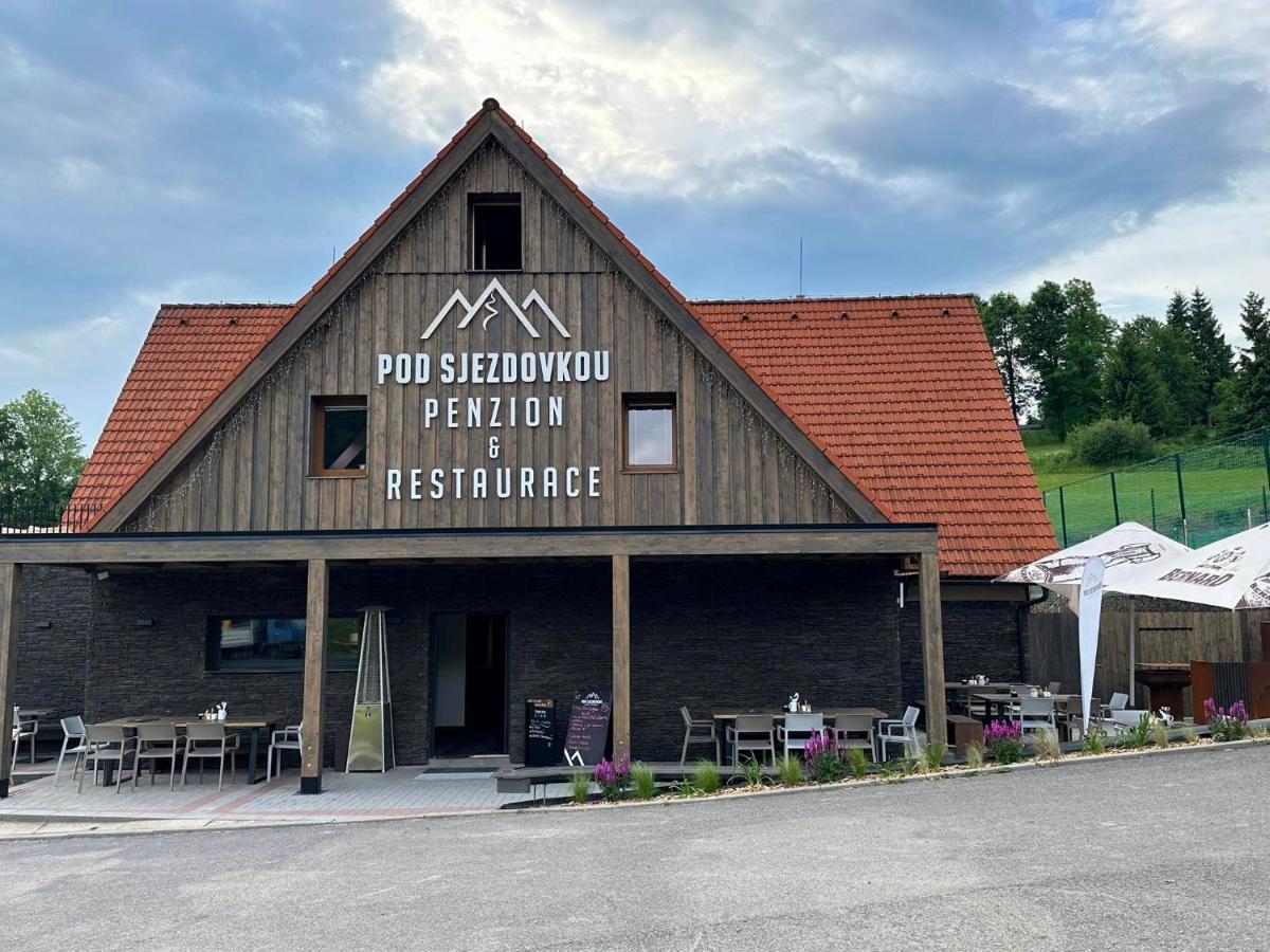 Penzion A Restaurace Pod Sjezdovkou 圣科维斯 外观 照片